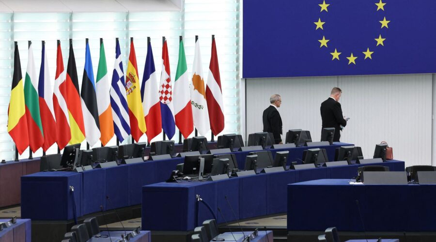 Entre continuité et renouveau, le Parlement européen fait sa rentrée à Strasbourg sous la pression de l'extrême droite
          Cinq semaines après les élections européennes de juin, les 720 députés élus dans les 27 États membres se retrouvent cette semaine au siège du Parlement européen. L'extrême droite y arrive largement renforcée.